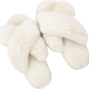 New Retail $62 Women's Fuzzy Slippers Size 9-10